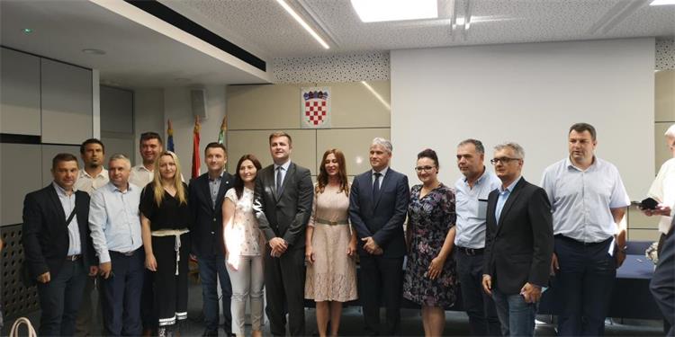 Slika /slike/Vijesti/potpisivanje ugovora za klizišta2.jpg